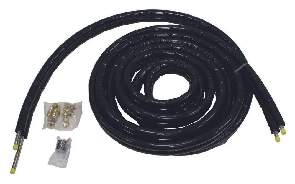 Flexible schwarze Rohre, spiralförmig gewickelt, mit mehreren Anschlüssen. Bestandteil eines Systems von Vaillant für Solarinstallationen.